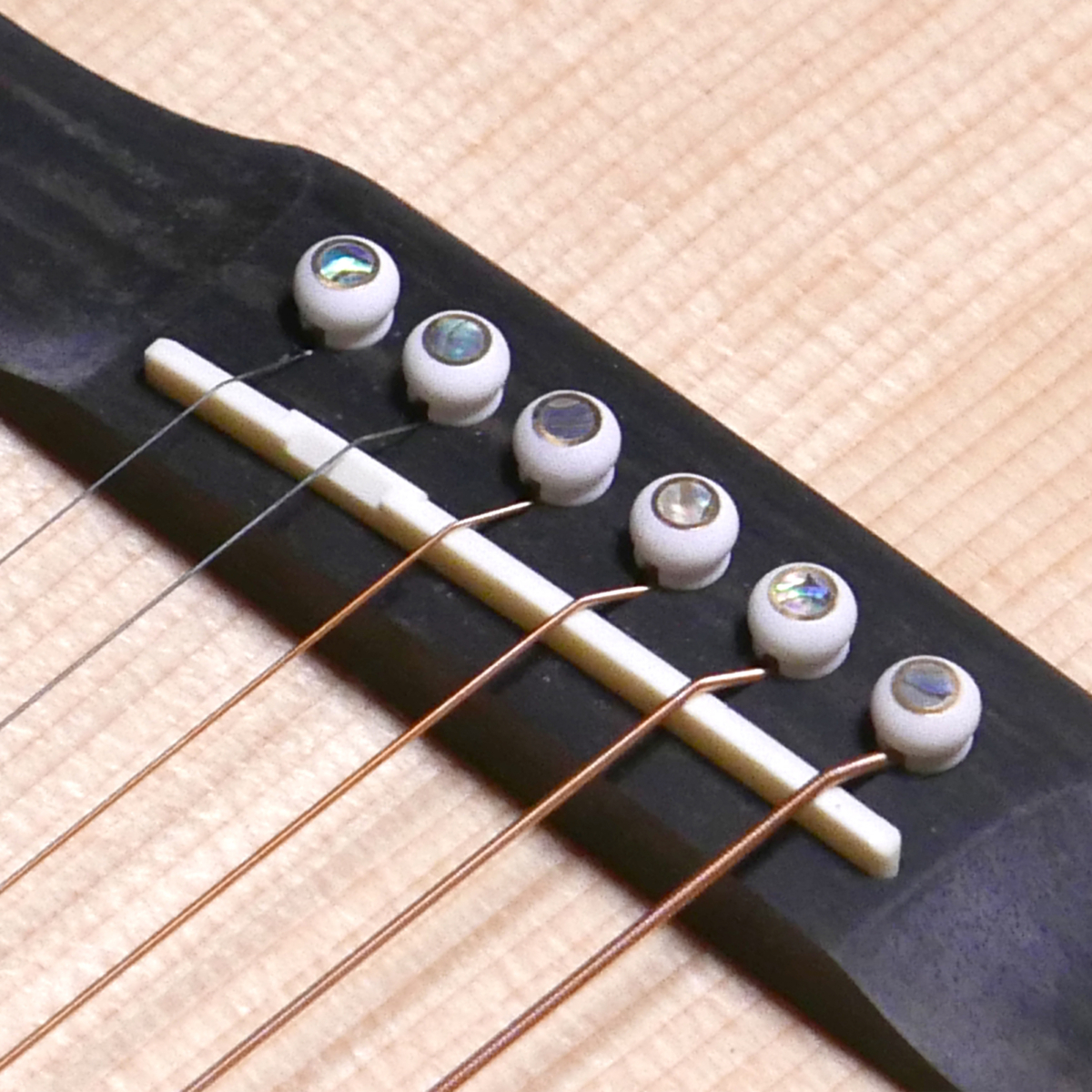 Bridge Pins Nature Bone/Abalone Dot w/Ring [BP-NA BN/ARD]の写真